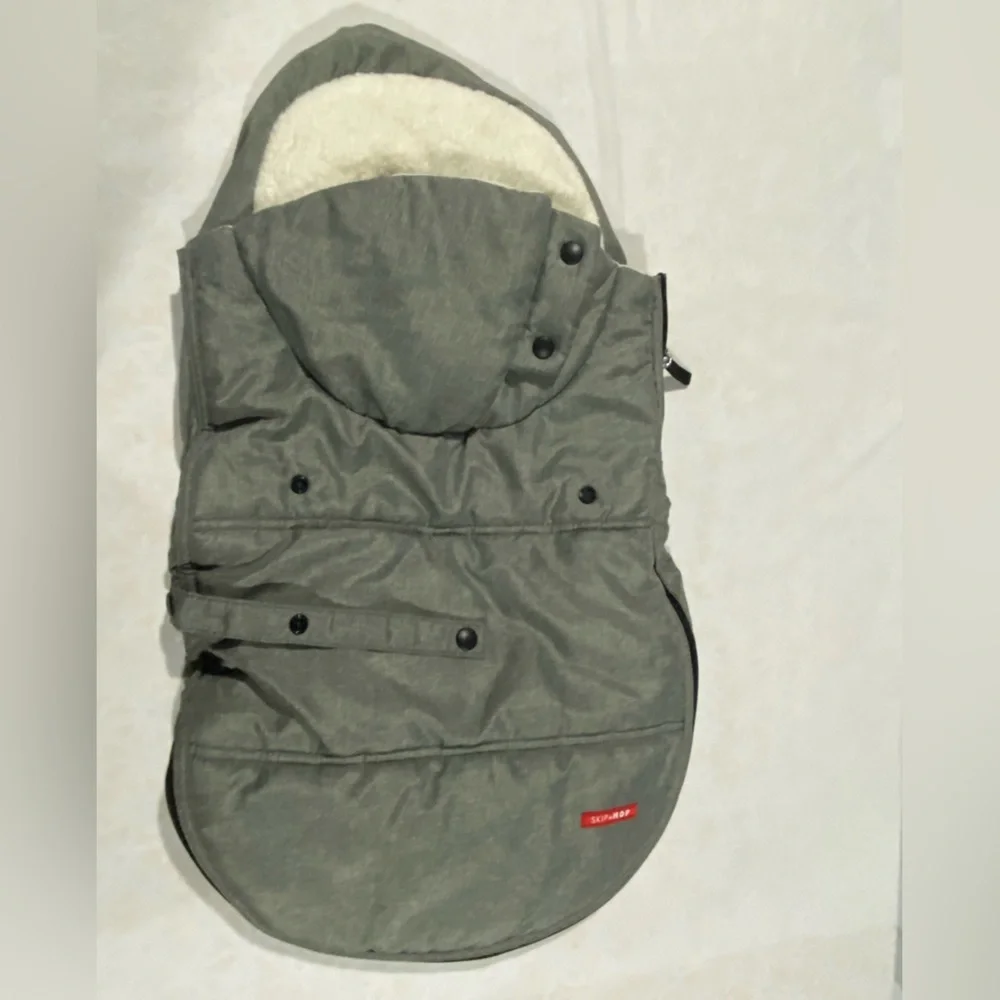 Skip Hop stylish gray